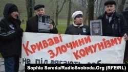 Під час вшанування жертв Голодомору 1932-33 років. Київ, 23 листопада 2013 року