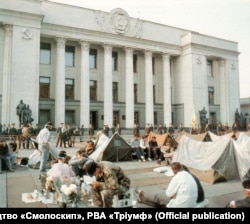 Некоторые из протестующих студентов позже перенесли свои палатки с площади Октябрьской революции к зданию парламента Украины, где тоже был разбит лагерь.