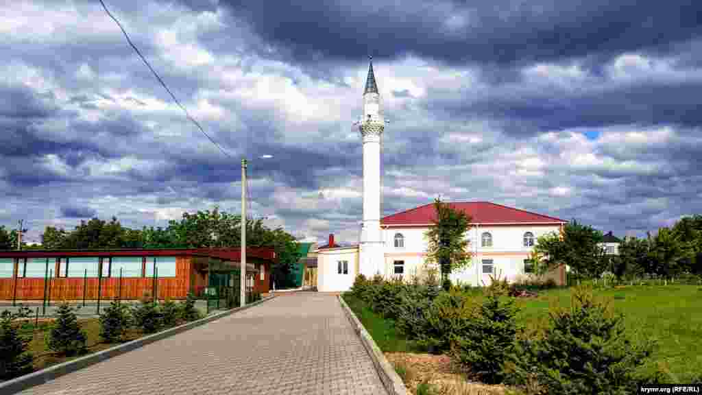 Мечеть в мікрорайоні компактного проживання кримських татар &laquo;Бор Чокъракъ&raquo; (&laquo;Фонтани&raquo;), розташована в західній частині Сімферополя