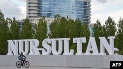 Надпись Nur-Sultan в казахстанской столице. Июнь 2019 года.