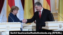 Канцлер Германии Ангела Меркель и президент Украины Петр Порошенко во время встречи в Мариинском дворце. Киев, 1 ноября 2018 года