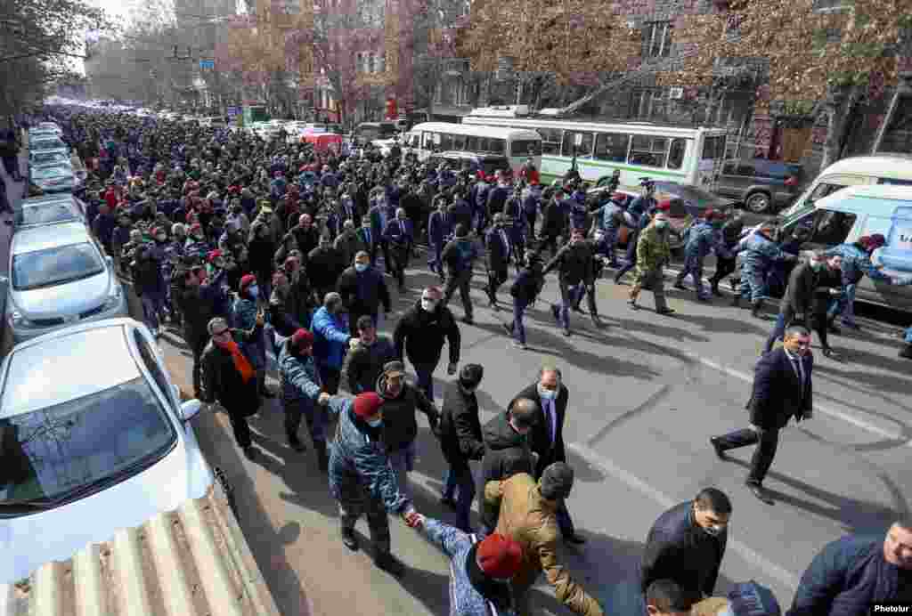 Акції з різних районів міста транслюються в прямому ефірі місцевих ЗМІ