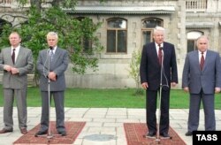 Слева направо: премьер-министр Украины Леонид Кучма, президент Украины Леонид Кравчук, президент России Борис Ельцин и премьер-министр России Виктор Черномырдин. Крым, Массандра, 1993 год