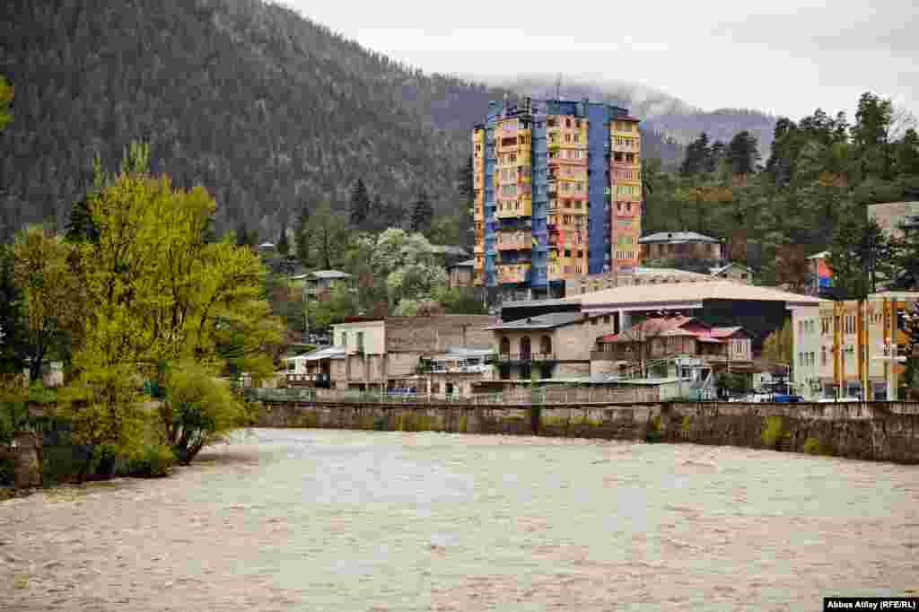 Kürün iki hissəyə ayırdığı Borjomi şəhərinin mərkəzi hissəsi.