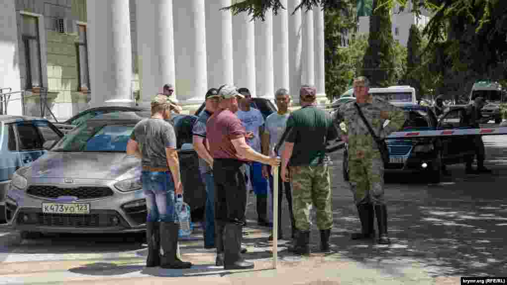 На одной из улиц был замечен депутат российской Госдумы Михаил Шеремет (справа в форме &laquo;самообороны&raquo;)&nbsp;