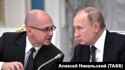 Vladimir Putin və onun administrasiya rəhbərinin birinci müavini Sergey Kiriyenko