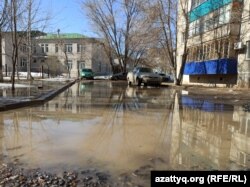 Еще одним фактором, влияющим на состояние улиц города, эксперты называют «нехватку денег»: в благоустройство и ремонт улиц нужно больше вливаний из бюджета. Уральск, Западно-Казахстанская область, 1 апреля 2021 года.