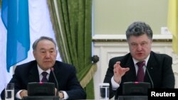 Президент Украины Петр Порошенко (справа) и президент Казахстана Нурсултан Назарбаев. Киев, 22 декабря 2014 года.