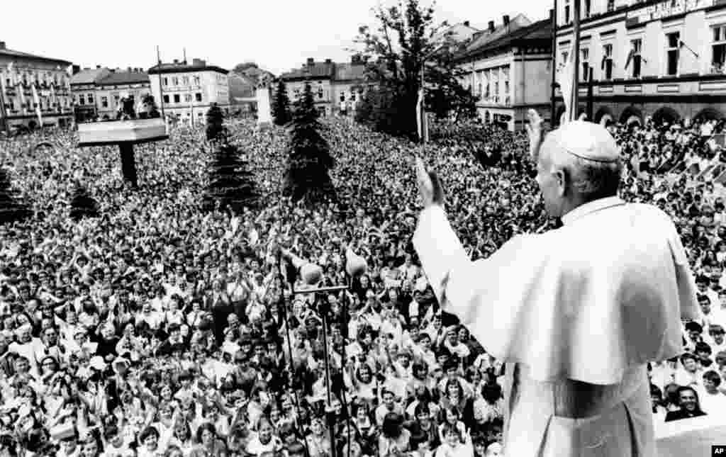 1979 жылғы маусым айы. Рим папасы екінші Иоан Павел Отаны Польшаға сапармен келді. Папаны миллиондаға адам қарсы алды. Папа сөзінде Польшаның коммунистік билігін тікелей сынамағанымен, көпшілік алдындағы уағыздарында азаматтардың &laquo;ажырамас&raquo; құқықтары туралы айтып, билік режиміне наразылардың рухын көтерді. Бірнеше айдан кейін Гданьскіде құрылған антикоммунистік &laquo;Солидарность&raquo; кәсіподағы құрамына бір жыл ішінде 10 миллионға жуық адам өткен.