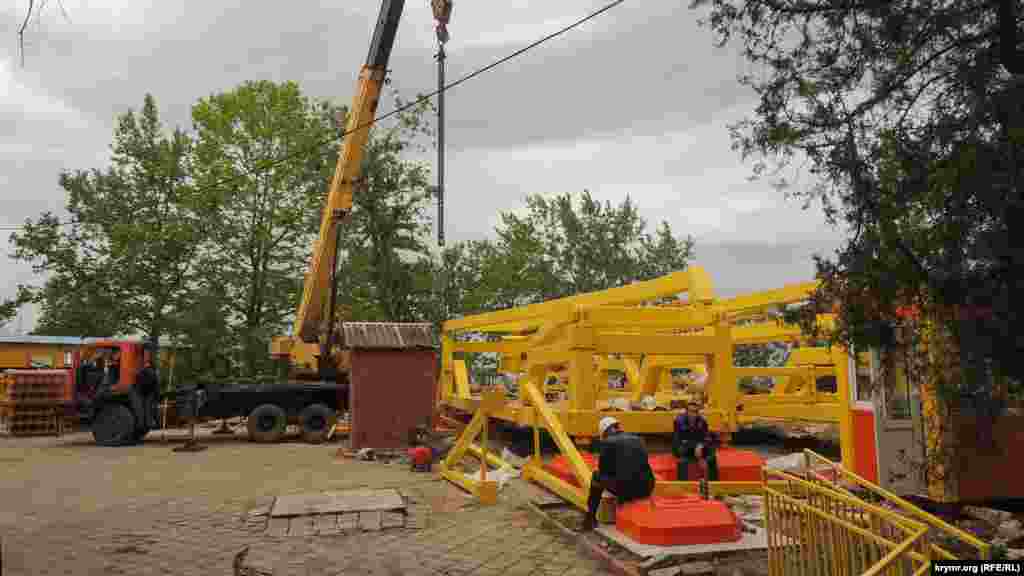 Монтаж нового колеса огляду на міській набережній Керчі. Робочі відпочивають під час перерви