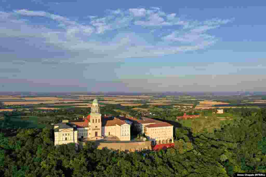 Аббатство&nbsp;Паннонхалма&nbsp;(Pannonhalma&nbsp;Archabbey) расположено недалеко от города Дьёр. Это один из самых старых монастырей Венгрии. В монастыре, построенном в 996 году, проживает около 50 монахов.