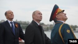 Prezident Vladimir Putin (ortada), müdafiə naziri Sergei Shoigu (sağda) və FTX-nin başçısı Aleksandr Bortnikov 