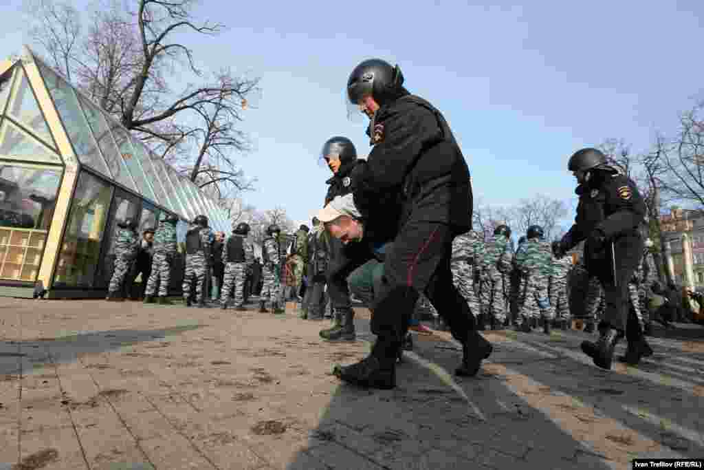 &nbsp;Акция протеста сопровождалась беспрецедентными задержаниями протестующих.