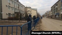 У здания суда в городе Актобе. Иллюстративное фото.