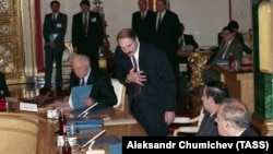 Aleksandr Lukaşenko MDB Şurasının iclasında Belarus prezidenti vəzifəsinə seçilməsi münasibətilə təbrikləri qəbul edir. 1994