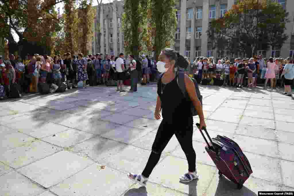 В сентябре на севере Крыма произошла экологическая катастрофа. Крымчане и жители материковой Украины испытали тяжелые последствия кислотных выбросов на заводе&nbsp;&laquo;Крымский Титан&raquo; в Армянске. На фото &ndash; эвакуация детей из Армянска. Их отвозят в оздоровительные учреждения Крыма&nbsp;&laquo;в предупредительных целях&raquo;.&nbsp; Больше о том, как детей эвакуировали из Армянска &ndash; в фоторепортаже Крым.Реалии &nbsp;