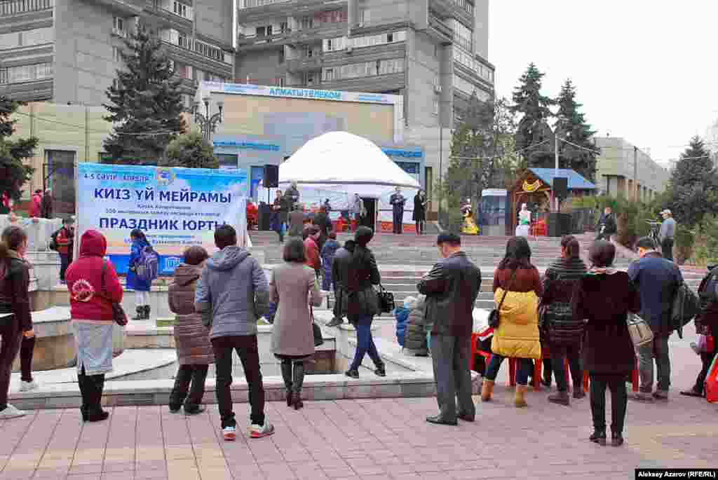 &laquo;Киіз үй мейрамы&raquo; фестивалінің салтанатты ашылуын музыканттардың өтініші бойынша екі сағат бұрын бастады. Олар таңертеңнен осында шараның ашылуын күтіп тоңып қалғандарын айтқан.