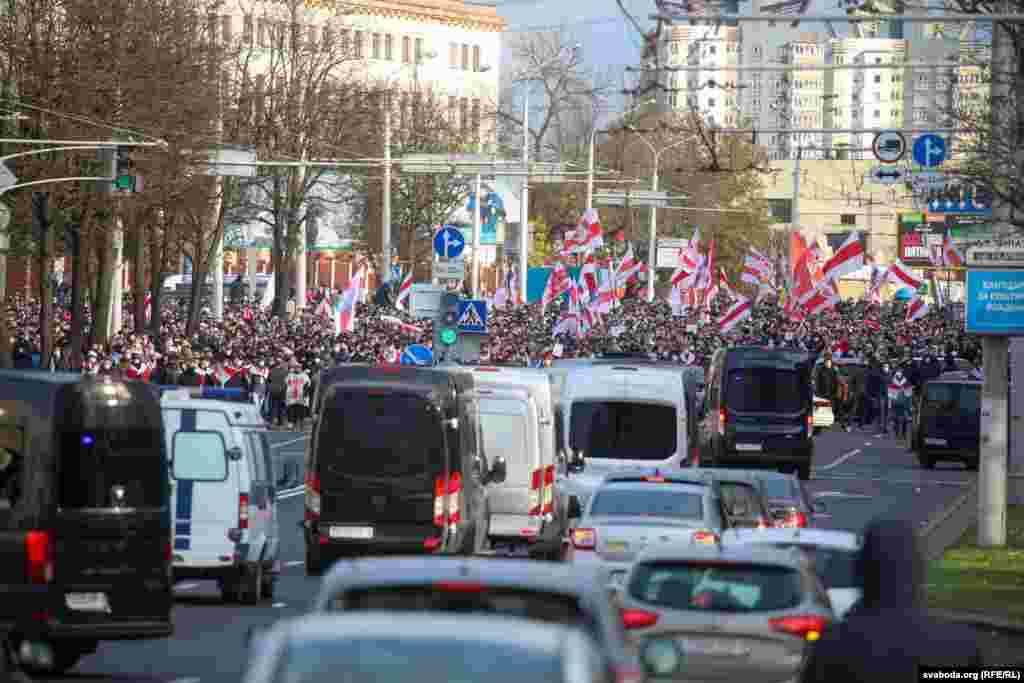 Колонна движется по Партизанскому проспекту в сторону центра