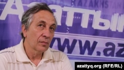 Биолог Сергей Скляренко онлайн-конференция кезінде. Алматы. 29 мамыр, 2015 жыл.