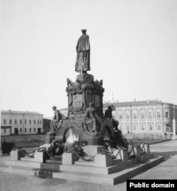 Так выглядел памятник в Самаре с обратной стороны.