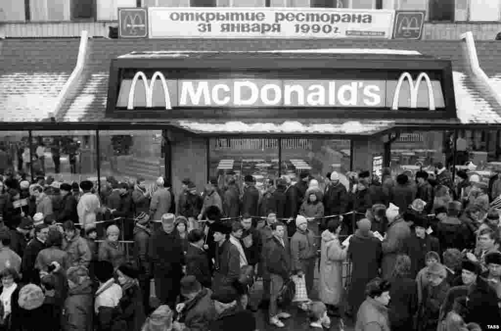 1990-cı il, 31 yanvar. Moskvada McDonalds restoranı qarşısında növbə.&nbsp;