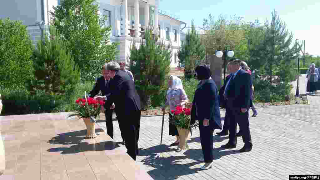 День памяти жертв политических репрессий в поселке Долинка Карагандинской области, где в советские годы располагался лагерь системы ГУЛАГ, прошел без традиционного митинга перед зданием местного музея. По словам сотрудников музея, они решили ограничиться торжественным возложением цветов, в основном с участием представителей власти и немногочисленных потомков репрессированных.&nbsp;