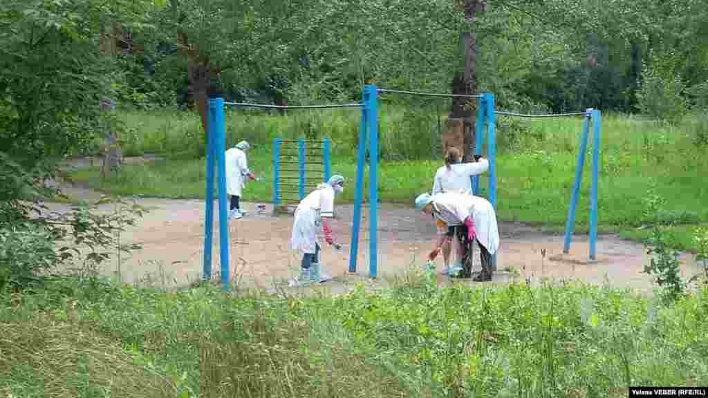 Сотрудники молочной фабрики &quot;Натиже&quot; красят спортивную площадку на территории малого озера в центральном парке Караганды. Прохожие приняли одетых в медицинскую форму женщин за работников медицинского учреждения и сначала недоумевали, что они тут делают. Но, узнав истинную цель, некоторые жители тоже захотели помочь в очистке озера.&nbsp;