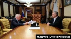 Российский глава Крыма Сергей Аксенов (справа) на встрече с врио председателя Общественной палаты Крыма Александром Форманчуком, апрель 2021 года