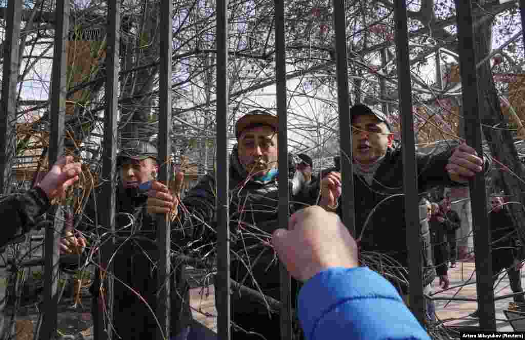 Опозиційний мітинг відбувся на площі приблизно на відстані 1 кілометра від місця проведення акції на підтримку Пашиняна &nbsp;