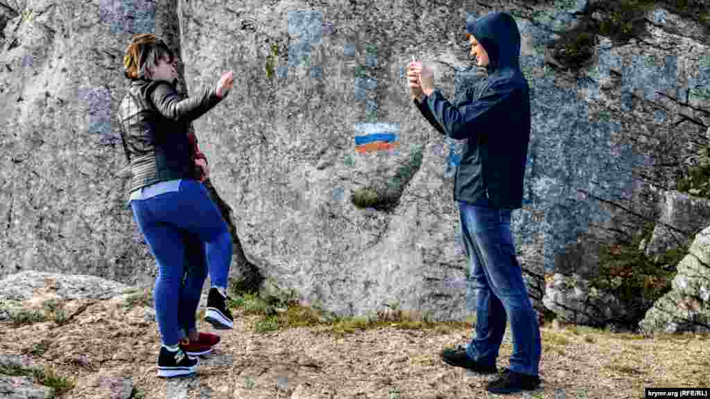 Туристы, спустившиеся с плато для фотографии на память