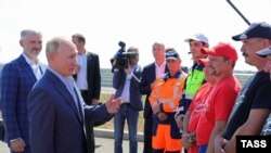 Владимир Путин со строителями трассы «Таврида»