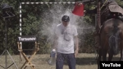 Режиссер Ермек Турсунов участвует в акции Ice Bucket Challenge. 