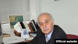 Ege Universiteti türk dili kafedrasının müdiri, professor Əli Yavuz Akpınar