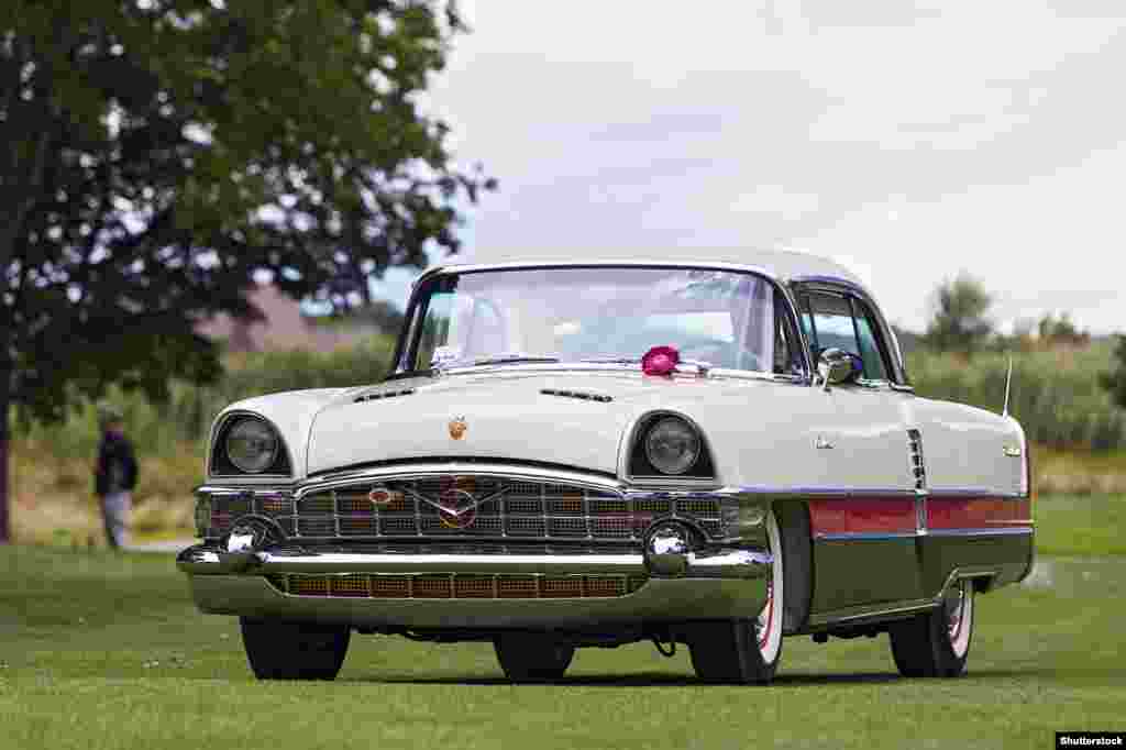 Packard Caribbean 1955 года выпускался в США достаточно недолго и не имел большого успеха. Однако вторую жизнь он получил, когда в 1959 году Советский Союз решил позаимствовать модель для одного из своих престижнейших автомобилей.