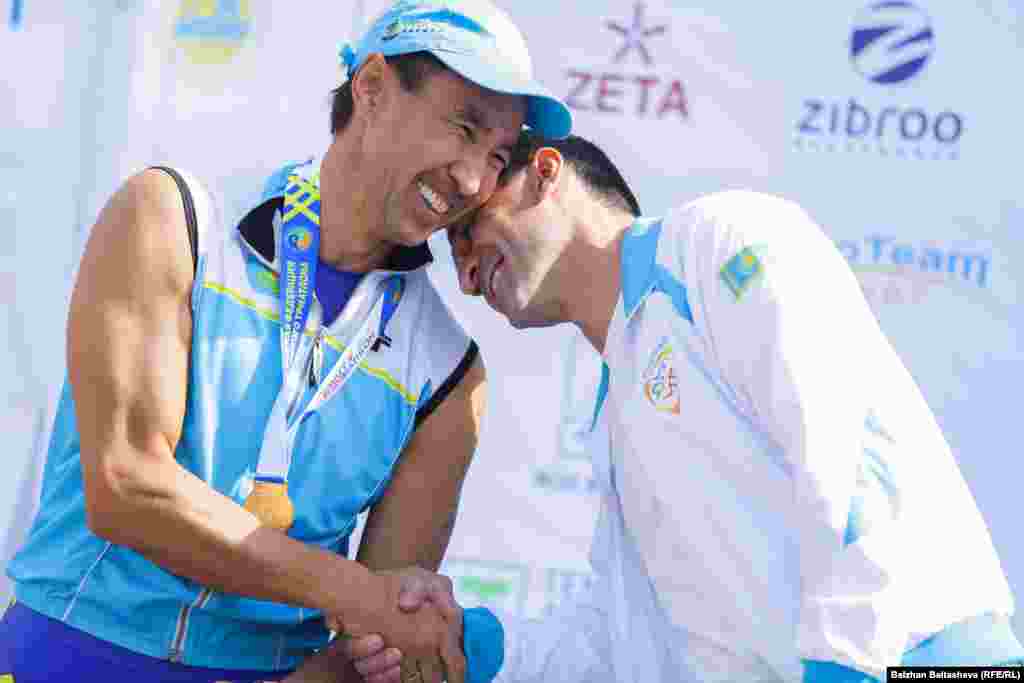 &laquo;Almaty Triathlon 2015&raquo; жеңімпаздарын марапатту. Суретте: Мұратхан Тоқмәди (сол жақта) және Гаджи Гаджиев.