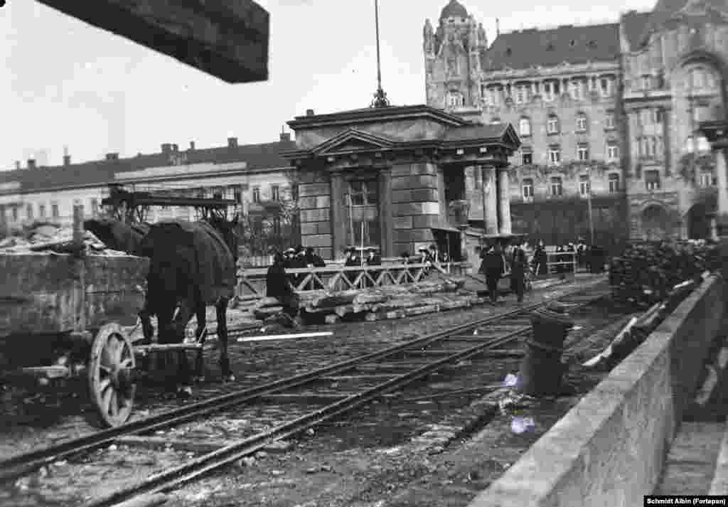 Работы на мосту Сеченьи. 1914 год. На заднем плане&nbsp;&mdash;&nbsp;Дворец Грешем, построенный в стиле модерн, где сегодня находится один из самых роскошных отелей Будапешта.