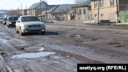 Сайрам ауданы Қарасу ауылын қиын өтетін облыстық маңызы бар Жібек жолы жолы. Оңтүстік Қазақстан облысы, 21 ақпан 2017 жыл (Көрнекі сурет).