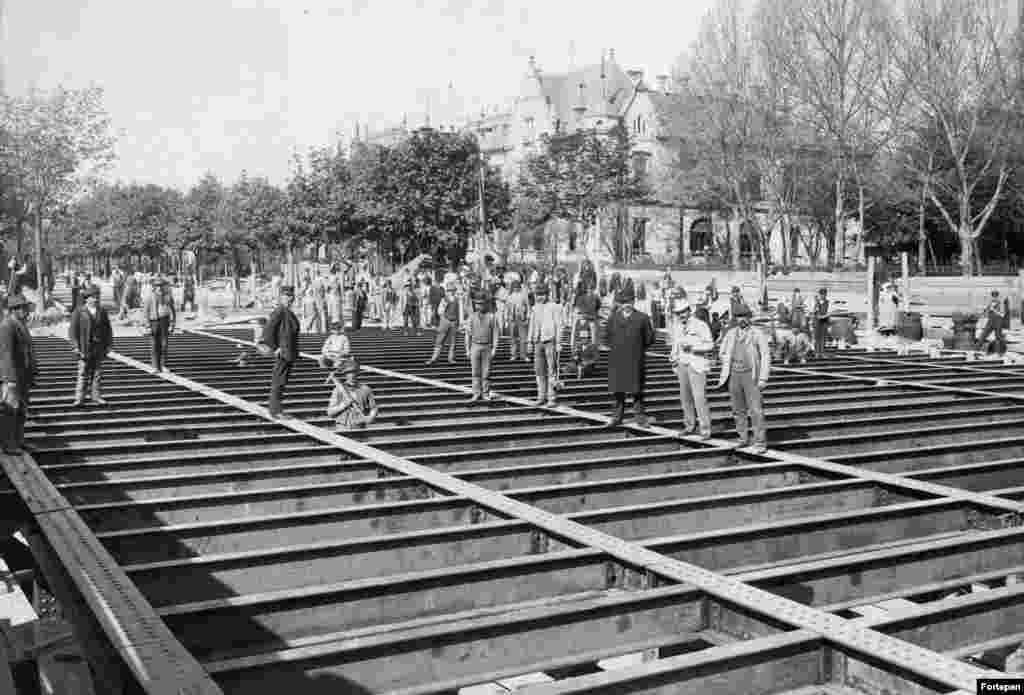 Строительство сверхпрочной крыши станции метро Dosza Gyorgy Road, 1893 год. Метро Будапешта&nbsp;&mdash; одно из старейших в мире. Старше него только лондонская подземка.