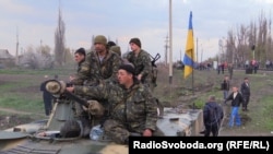 Украинские военные недалеко от Краматорска. 16 апреля 2014 года.