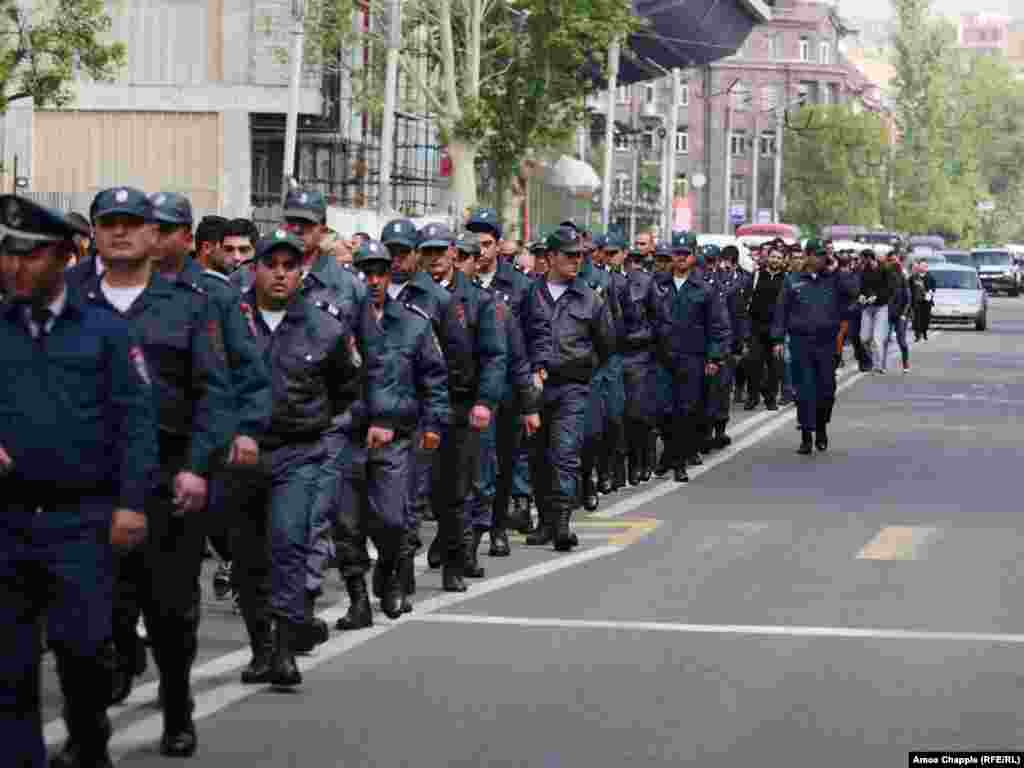 Полицейские на улице Еревана, охваченного акцией протеста.