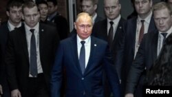 Президент России Владимир Путин (в центре)