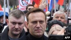 Aleksei Navalny (öndə) etiraz aksiyasında, 29 fevral, 2020-ci il