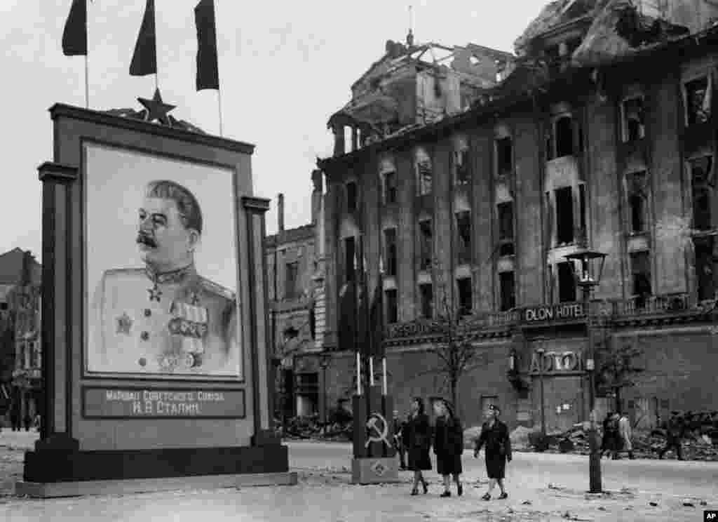 Портрет советского лидера Иосифа Сталина в центре Берлина, лето 1945 года.