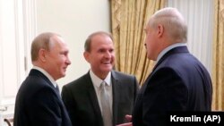 (Soldan) Vladimir Putin, Viktor Medvedçuk və Belarusu idarə edən Alyaksandr Lukaşenka, 2019-cu il