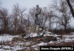 Военный мемориал советской эпохи в прифронтовом городе Луганской области. 7 декабря 2021 года