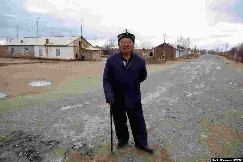 77-летний Ракымбай-ата раньше работал за рулем трактора. Он подсказал фотокорреспонденту Азаттыку, что рядом с селом расположено захоронение потомка Бекета-ата Кокена Койбагарулы и показал местонахождение мазара.