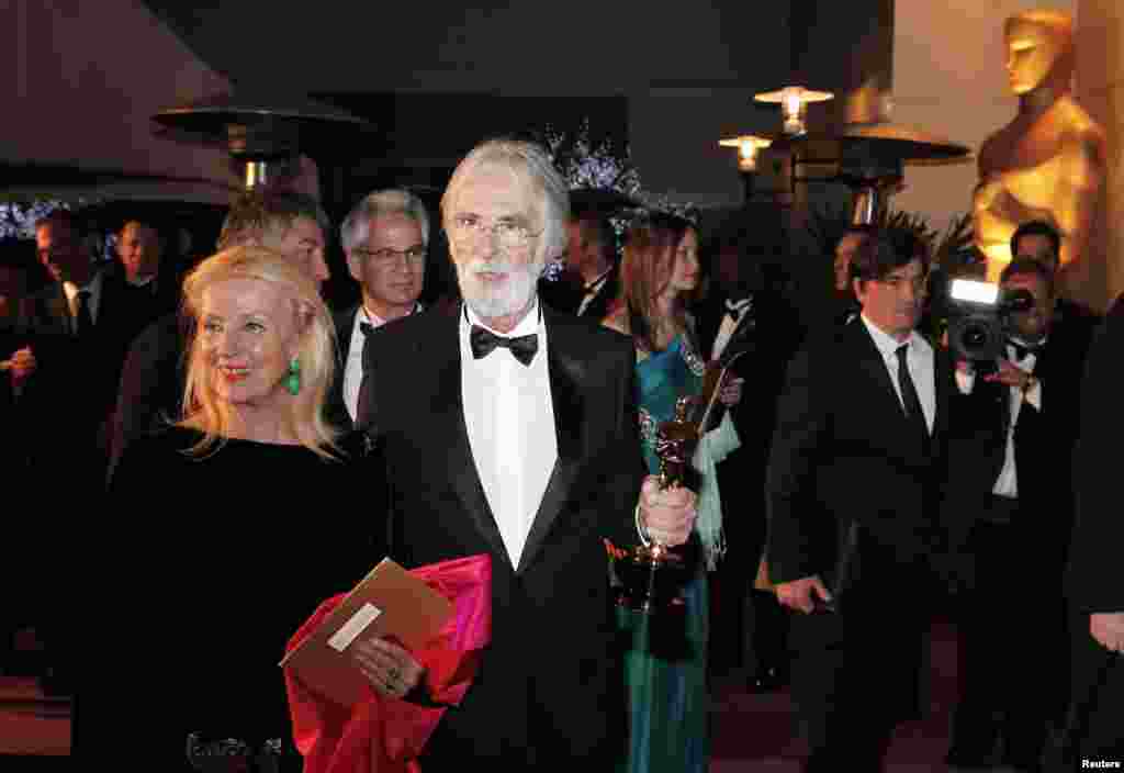 Oscar m&uuml;kafatı qazanmış ən yaxşı xarici filmin (Amour) rejissoru Michael Haneke həyat yoldaşı&nbsp;Susanne ilə birlikdə