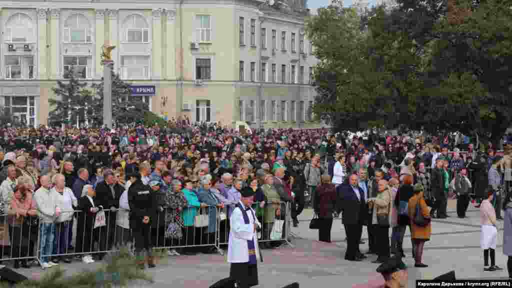 Память погибших почтили минутой молчания. Затем священнослужители двух конфессий провели прощальный молебен. Первым прочитал молитву имам Керчи Марлен Аджарипов, затем &ndash; митрополит Керченский и Феодосийский Платон