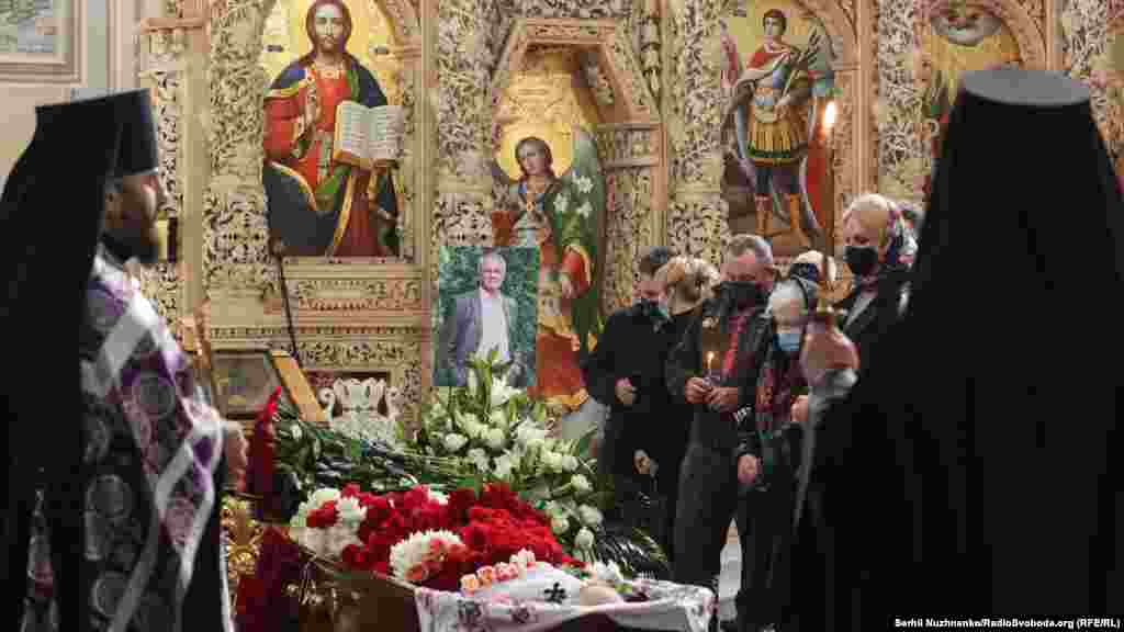 Володимир Яворівський &ndash; громадсько-політичний діяч, письменник, народний депутат України кількох скликань, був членом депутатської фракції &laquo;Блок Юлії Тимошенко&raquo;, головою комітету Верховної Ради з питань культури і духовності. Яворівський був одним із засновників&nbsp;Народного руху України. Він &ndash; лауреат премії Шевченка за повість &laquo;Вічні Кортеліси&raquo; (1984 рік). Очолював&nbsp;Національну спілку письменників&nbsp;України з жовтня 2001 по листопад 2011 року