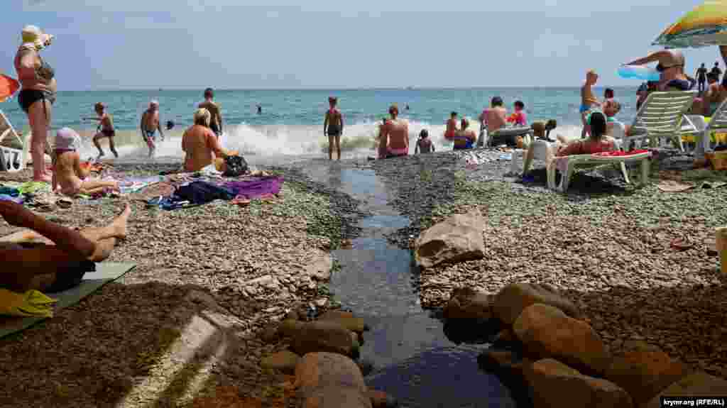 Безымянный ручей несет свои сточные воды прямо в море